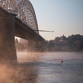 Le pont de Waal noyé dans la brume sur Femke Straten