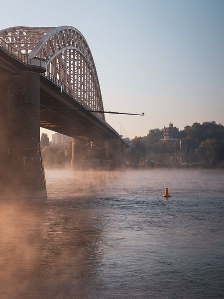 Waalbrug in nevel gehuld van Femke Straten