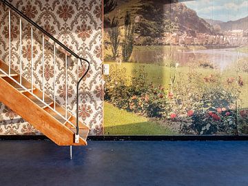 Verlaten kamer met fotobehang in vintagekleuren en houten trap van Pascale Drent