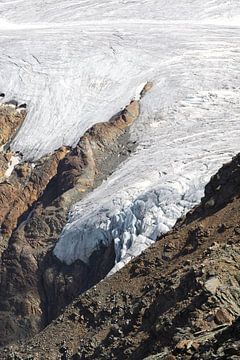 Les montagnes de l'Engadine présentent un mélange harmonieux d'étendues alpines, de lacs cristallins et de douces forêts de mélèzes. Le paysage semble baigné de lumière, calme et majestueux à la fois - un paradis naturel au cœur de la Suisse.