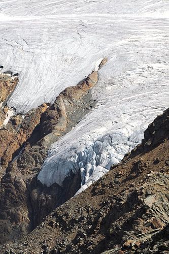 Het Engadin-gebergte biedt een harmonieuze mix van alpine vlakten, kristalheldere meren en zachte lariksbossen. Het landschap is overspoeld met licht, vredig en majestueus tegelijk - een natuurparadijs in het hart van Zwitserland.