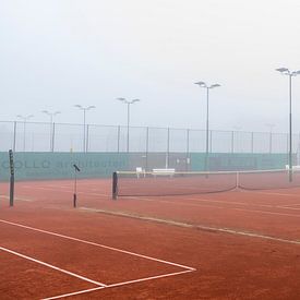 Tennisplatz in den frühen Morgenstunden von Menno Janzen