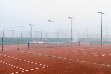 Tennisbaan in de vroege ochtend van Menno Janzen