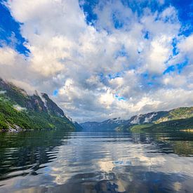 Zonnige ochtend varend door Lysefjord van Henk van Dijk