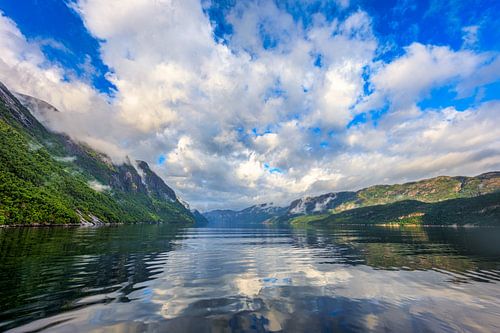 Zonnige ochtend varend door Lysefjord van Henk van Dijk