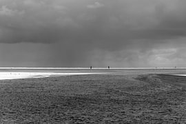 Minimalistischer Schwarz-Weiß-Strand auf der Maasvlakte mit bedrohlichem Himmel von Natalia Gebauer Studio