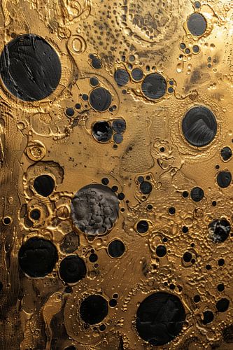 abstracte compositie met een rijk gouden oppervlak dat versierd is met cirkelvormige zwarte accenten en texturen