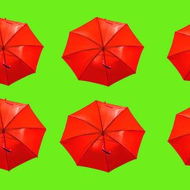 Roter Regenschirm's auf grünem Hintergrund von Patricia Hofmeester