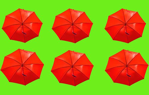 Rode  paraplu's op groene  achtergrond