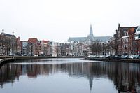 Bocht in het Spaarne Haarlem met zicht op de Grote Bavo