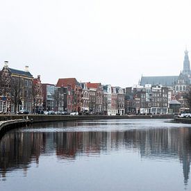 Kurve in der Spaarne Haarlem mit Blick auf die Grote Bavo von willemien kamps