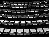 Lege stoelen van Corrie Ruijer thumbnail