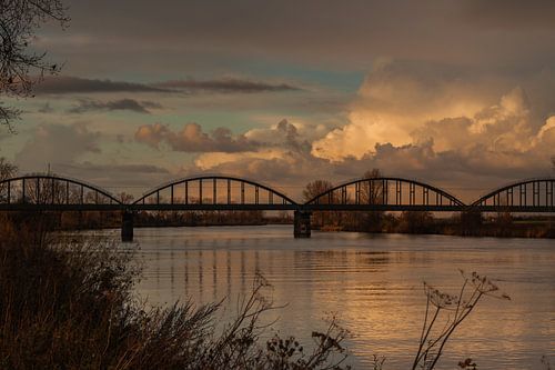 spoorbrug bij avond