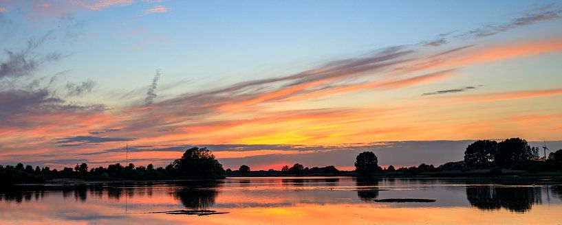 Ossenwaard zonsondergang / sunset van Dick Jeukens