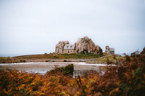 Haus zwischen den Felsen