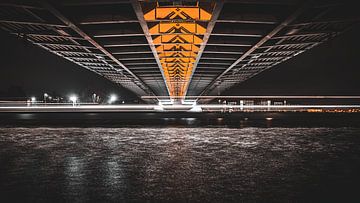 lange belichting onder een brug bij nacht van Jan Hermsen