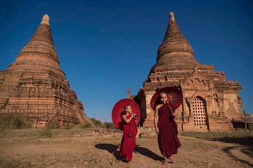 Zwei junge Mönche zwischen Tempeln in Bagan, Myanmar