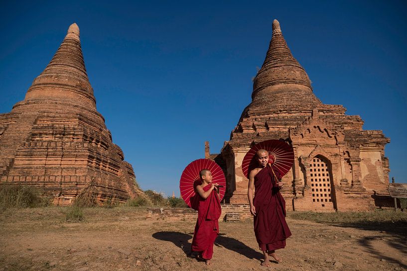 Deux jeunes moines parmi les temples de Bagan, Myanmar par Anges van der Logt
