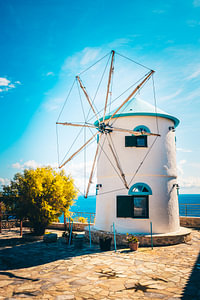 Die Berühmte Windmühle auf Zakynthos in den Typischen Grischischen Farben weis und blau