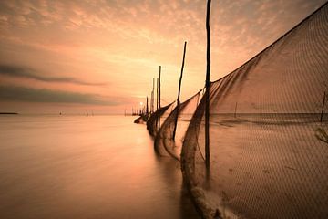Visnetten Texel bij zonsopkomst van John Leeninga