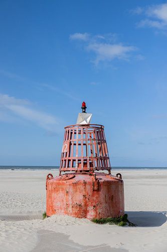 Een baken op het strand