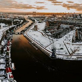 Woonwijk in Amsterdam Noord tijdens zonsondergang van Mike Helsloot