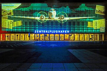 Berlijn: De gevel van de oude luchthaven Tempelhof met speciale lichtprojectie