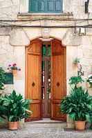 Deur met bloemen en planten in Valldemossa