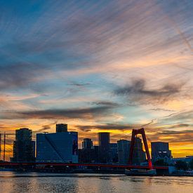 Skyline van Rotterdam tijdens zonsondergang van RH Fotografie