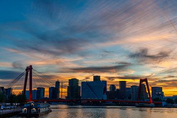 Skyline van Rotterdam tijdens zonsondergang van RH Fotografie