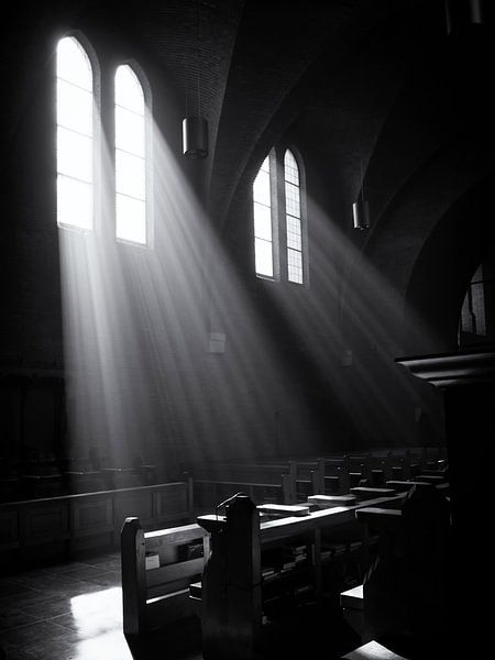 Lumière tombant à travers les fenêtres de l'église par Paul Beentjes