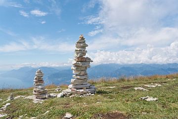 Opgestapelde steenhopen op Monte Baldo van Heiko Kueverling