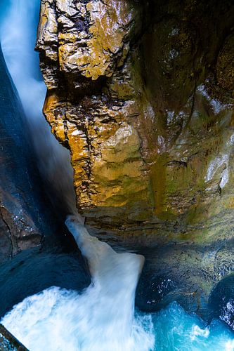 Der mächtige Wasserfall in den Alpen