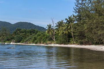 Tropisch strandje in Vietnam van Anne Zwagers