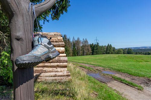 Wandelschoenen bij de wegwijzer in het Thüringer Woud, Rennsteig