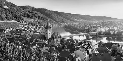 Bernkastel Kues aan de Moezel in zwart-wit