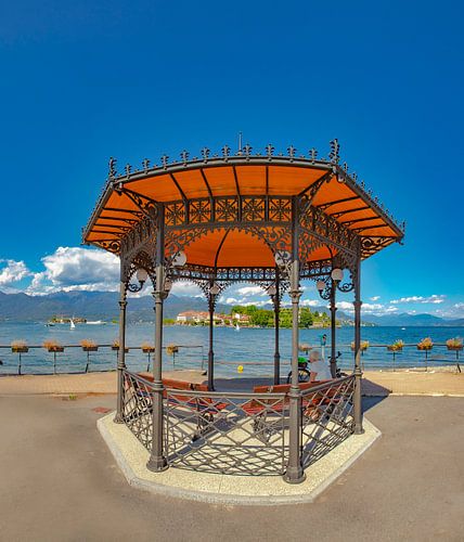 Een “Belle Epoque” gietijzeren tuinhuisje met bankjes om in de schaduw naar Isola Bella te kijken, Stresa, Piëmonte, Italië