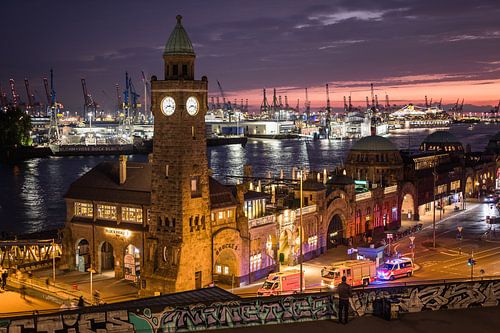 Landingsplaatsen bij nacht in de haven van Hamburg
