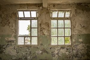 Fenster in alten, verlassenen Fabrikgebäuden von Gonnie van de Schans