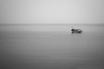 Alleen op zee, klein bootje op het water