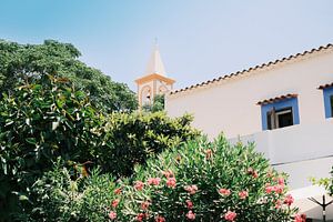 Weiße Kirche im ibizenkischen Dorf San Joan // Reisefotografie
