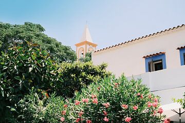 Weiße Kirche im ibizenkischen Dorf San Joan // Reisefotografie von Diana van Neck Photography