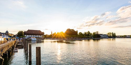 Panorama Konstanz aan de Bodensee bij zonsondergang