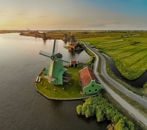 Molens De Gekroonde Poelenburg, De Kat, De Zoeker, Het Jonge Schaap aan de oever van de Zaan, Zaanda