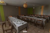 Gedekte tafels in een verlaten restaurant.