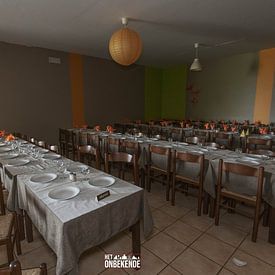 Gedekte tafels in een verlaten restaurant. van Het Onbekende