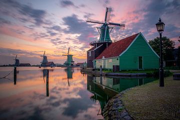 Sonnenaufgang bei den Mühlen von Zaanse Schans von Matthias van Bloemendaal