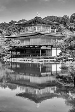 Idyllischer Kinkakuji Tempel | monochrom von Melanie Viola