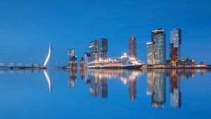 Cruiseschip de Koningsdam in Rotterdam van Ilya Korzelius