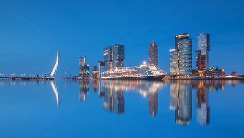 Cruiseschip de Koningsdam in Rotterdam